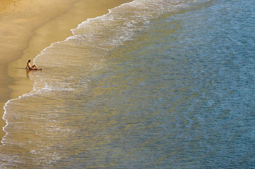 西方人,一个人,坐,横图,俯视,室外,白天,旅游,度假,海浪,海洋,美景,沙滩,法国,欧洲,欧洲人,仅一个男性,仅一个人,泳裤,沙子,海岸,景观,浪花,沙地,注视,娱乐,裸露,仅一个年轻男性,自然,海水,观察,看,享受,休闲,景色,放松,观看,察看,关注,自然风光,裸,海景,法兰西共和国,比亚里茨,阿基坦,法兰西第五共和国,男人,男性,年轻男性,白种人,大海,风浪,海,海水的波动,海滩,近岸浪,涌浪,坐着,彩图,高角度拍摄,全身