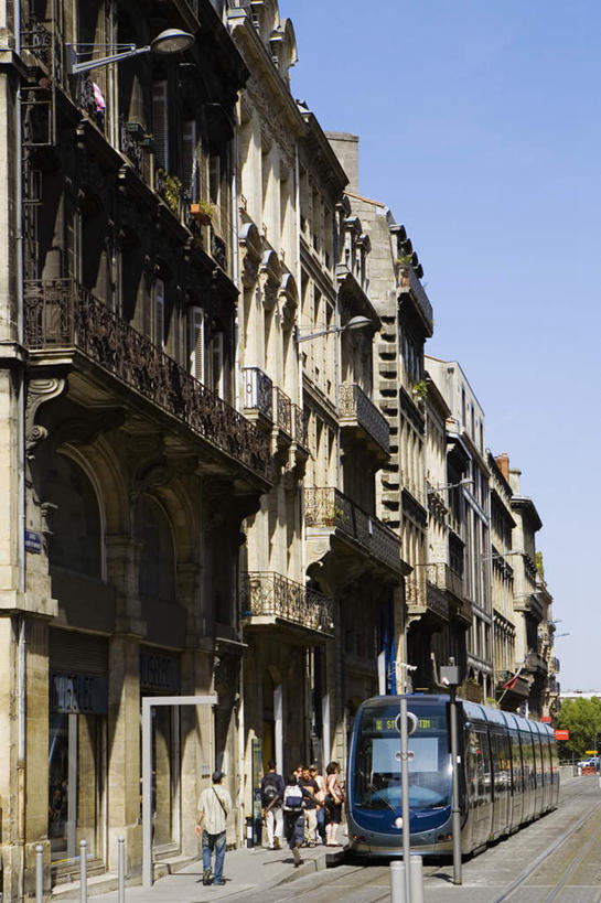 无人,家,竖图,室外,白天,仰视,度假,美景,城市风光,城市,汽车,电车,法国,欧洲,一辆,阴影,光线,影子,房屋,屋子,景观,公寓,娱乐,洋房,楼房,住宅,车,蓝色,蓝天,天空,阳光,交通工具,天,享受,休闲,景色,放松,晴朗,载具,万里无云,法兰西共和国,首府,波尔多,阿基坦,法兰西第五共和国,无轨电车,亚魁当,波尔多市,阿基坦大区,晴空,晴空万里,彩图,低角度拍摄,房子