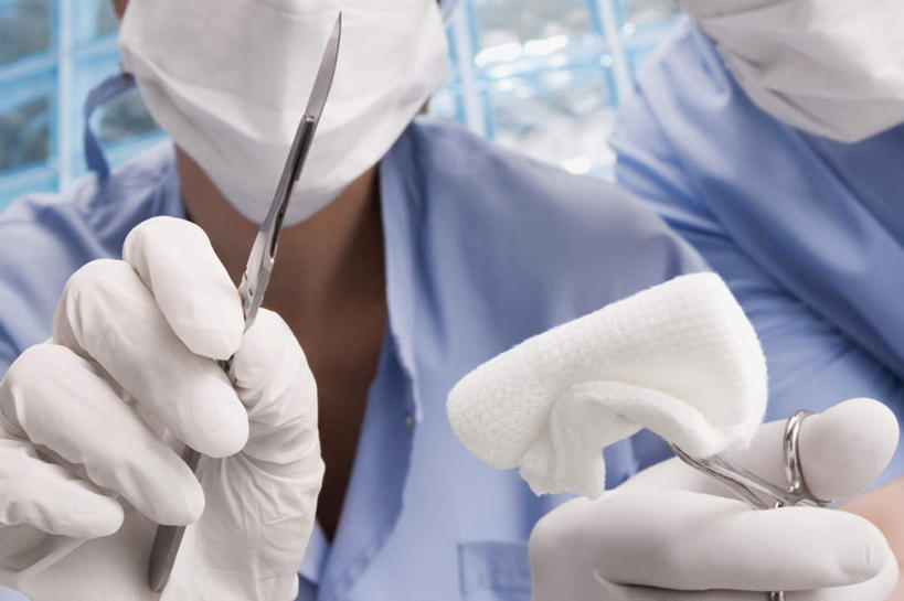 西方人,脸,头,脸颊,手,两个人,伙伴,朋友,医生,站,横图,室内,特写,白天,正面,工作服,制服,友谊,合作,团队,农作物,金属制品,欧洲,欧洲人,握,修剪,柔软,分离,金属,工具,剪刀,墙,棉花,过滤,拿,分开,拿着,肩膀,墙壁,墙面,纺织,蓝色,口罩,手套,站着,医护人员,医疗人员,健康,温暖,手部,隔断,橡胶,杀菌,战略,握着,遮掩,单手,隔离,裁剪,纤维,卫生,剪子,消毒,掩盖,剪裁,切割,遮挡,净化,间隔,防护服,橡胶手套,预防,隔离服,橡胶制品,无菌服,遮盖,防尘,医用手套,酒精棉,联合,合谋,掩饰,断绝,隔开,屏蔽,屏绝,远离,中断,阻遏,阻隔,柔和,手术剪刀,手术剪,工作制服,暖和,配合,协作,男人,男性,年轻男性,白种人,头部,脸部,脸蛋,面部,大夫,站立,半身,彩图,工作套服,防静电工装,隔工作服,洁净工装,洁净工作服,净化服,无尘工作服,无尘衣,乙醇