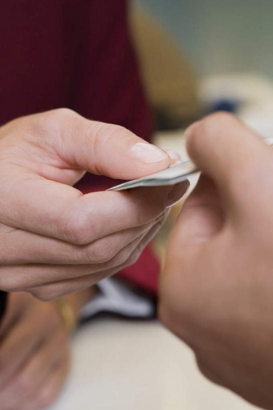 西方人,手,两个人,前台,服务员,宾馆,站,坐,竖图,俯视,室内,特写,白天,工作服,制服,桌子,欧洲,欧洲人,握,朦胧,模糊,办公桌,拿,拿着,站着,手部,服务台,房卡,握着,开启,住宿,保全,就寝,工作制服,平安,年轻女性,女人,女性,白种人,服务生,侍者,站立,坐着,半身,彩图,高角度拍摄,工作套服,客店,客栈,旅店,旅馆,旅舍,汽车旅馆,帮助台,呼叫台