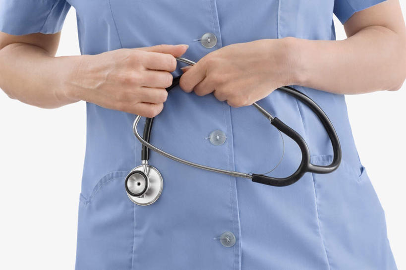 西方人,手,一个人,医生,站,横图,室内,特写,白天,白色背景,正面,工作服,制服,欧洲,欧洲人,双手,仅一个年轻女性,仅一个女性,仅一个人,握,阴影,反射,影子,拿,拿着,蓝色,听诊器,站着,医护人员,医疗人员,手部,握着,摄影,影棚,医疗设备,医疗器械,防护服,医疗工具,隔离服,无菌服,工作制服,检测工具,年轻女性,女人,女性,白种人,大夫,站立,半身,彩图,影棚拍摄,工作套服,拍摄,防静电工装,隔工作服,洁净工装,洁净工作服,净化服,无尘工作服,无尘衣