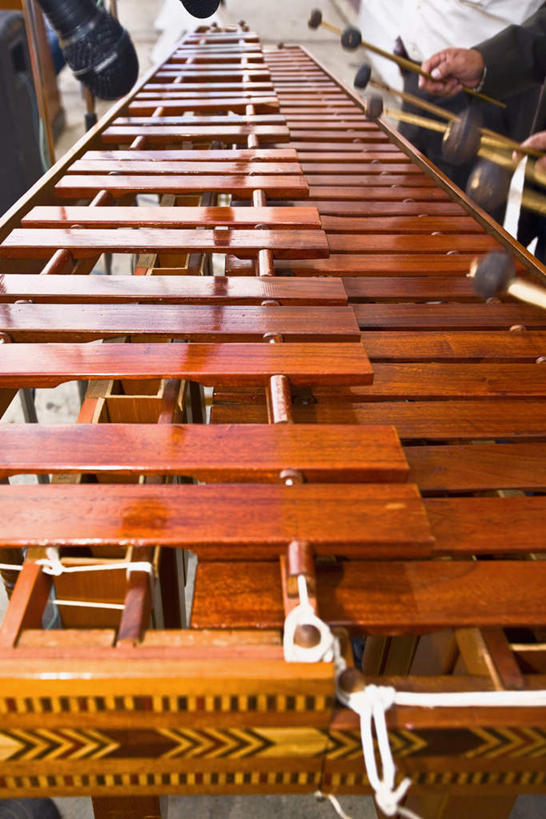 西方人,三个人,伙伴,朋友,站,竖图,俯视,室内,白天,友谊,欧洲,欧洲人,一排,敲打,握,阴影,服装,朦胧,模糊,整齐,反射,木制,影子,乐器,拿,拿着,休闲装,排列,衣服,木制品,站着,休闲,休闲服,握着,服饰,打击乐器,木琴,队列,巴拉风,友情,男人,男性,年轻男性,白种人,站立,半身,彩图,高角度拍摄