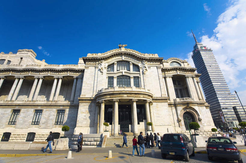 西方人,高楼大厦,走,横图,室外,白天,仰视,旅游,度假,名胜古迹,标志建筑,城市,大厦,地标,建筑,摩天大楼,汽车,墨西哥,欧洲,欧洲人,两辆,行人,游客,游人,阴影,服装,遗迹,光线,影子,云,云朵,建筑群,首都,许多人,云彩,注视,休闲装,古迹,文物,娱乐,建设,古建筑,路人,旅客,车,衣服,蓝色,白云,蓝天,天空,阳光,交通工具,轿车,天,观察,看,一群人,享受,休闲,休闲服,旅游胜地,放松,服饰,晴朗,观看,察看,北美,北美洲,关注,载具,美洲,古文明,墨西哥城,北亚美利加洲,亚美利加洲,墨西哥合众国,仙人掌王国,联邦区,过客,墨西哥国家美术宫,男人,男性,年轻男性,年轻女性,女人,女性,白种人,晴空,步行,散步,走路,彩图,低角度拍摄,全身,大楼,高层建筑,高楼,摩天楼