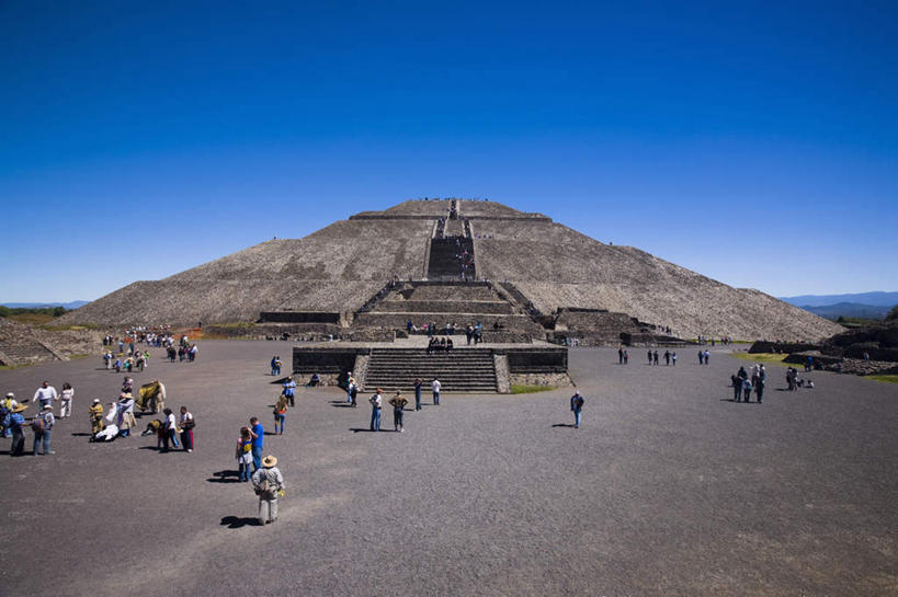 走,横图,俯视,室外,白天,旅游,度假,名胜古迹,标志建筑,城市,地标,建筑,墨西哥,行人,游客,游人,阴影,服装,遗迹,光线,影子,首都,许多人,注视,休闲装,古迹,文物,娱乐,建设,古建筑,路人,旅客,衣服,蓝色,蓝天,天空,阳光,天,观察,看,一群人,享受,休闲,休闲服,旅游胜地,放松,服饰,晴朗,观看,察看,北美,北美洲,关注,美洲,古文明,万里无云,墨西哥城,特奥蒂瓦坎,北亚美利加洲,亚美利加洲,墨西哥合众国,仙人掌王国,狄奥提瓦康,迪奥狄华肯,联邦区,特奥蒂瓦坎古城,过客,提奥提华坎,男人,男性,年轻男性,年轻女性,女人,女性,晴空,晴空万里,步行,散步,走路,彩图,高角度拍摄,全身