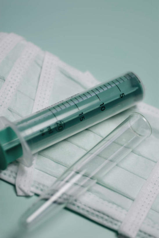 无人,竖图,俯视,室内,特写,白天,桌面,桌子,静物,阴影,朦胧,模糊,反射,木制,材料,档案,文件,影子,纸,一个,木制品,手稿,资料,记录,针管,针筒,注射,单个,证明,医疗,医疗设备,注射器,文档,记载,记实,纪录,彩图,高角度拍摄,病历