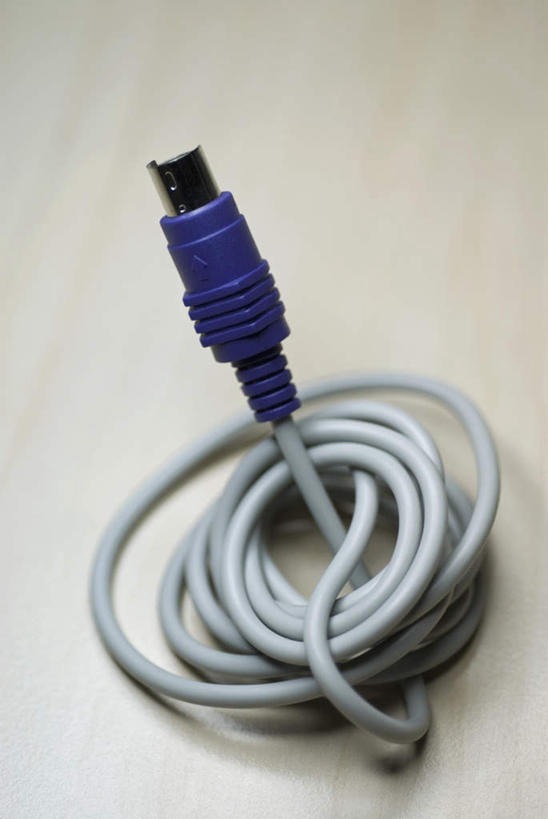 无人,竖图,俯视,室内,特写,白天,白色背景,数据,静物,阴影,朦胧,模糊,环绕,缠绕,反射,传输,影子,摄影,USB接口,通用串行总线,影棚,接口,端口,纠缠,彩图,高角度拍摄,影棚拍摄,拍摄