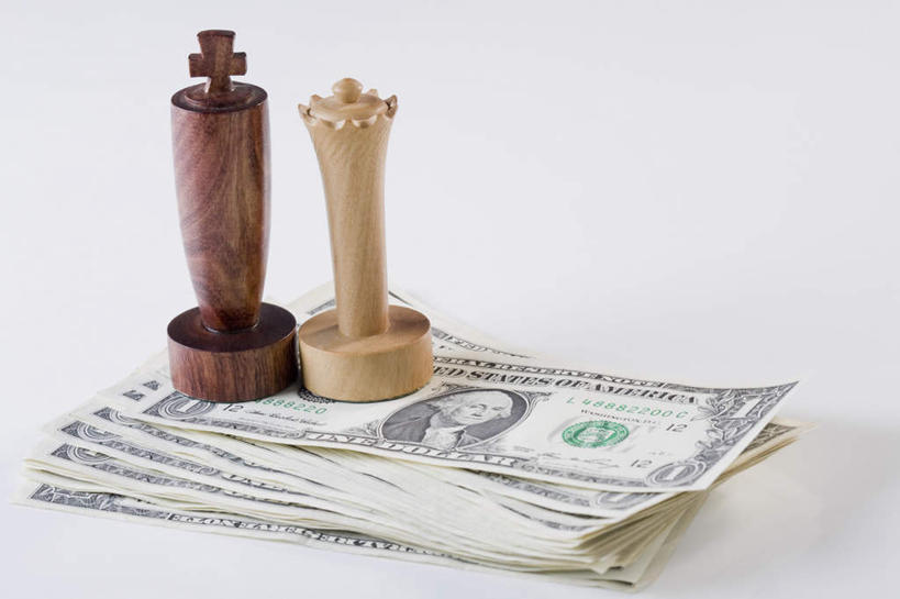 无人,横图,俯视,室内,特写,白天,白色背景,游戏,快乐,比赛,竞争,钱,美元,静物,一堆,许多,阴影,堆叠,堆积,朦胧,模糊,反射,钱币,影子,美金,玩,娱乐,象棋,休闲,棋子,棋盘,国际象棋,益智,钞票,金融,纸币,摄影,影棚,经济,活动,堆,国王,发泄,消遣,智力,美圆,流通,皇后,纸钞,贸易,宣泄,货币,现金,玩耍,嬉戏,彩图,高角度拍摄,影棚拍摄,拍摄,后,王