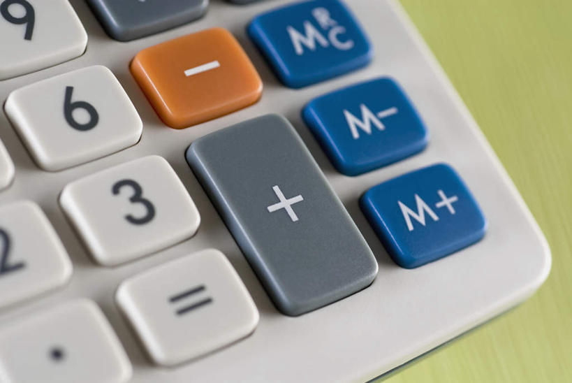 无人,横图,俯视,室内,特写,白天,计算器,静物,绿色背景,阴影,朦胧,模糊,反射,计算,科学,英文,标志,符号,文字,影子,字符,字母,办公用品,标识,一个,理财,财务,摄影,影棚,单个,英文字母,数学,公式,数学公式,彩图,高角度拍摄,影棚拍摄,拍摄