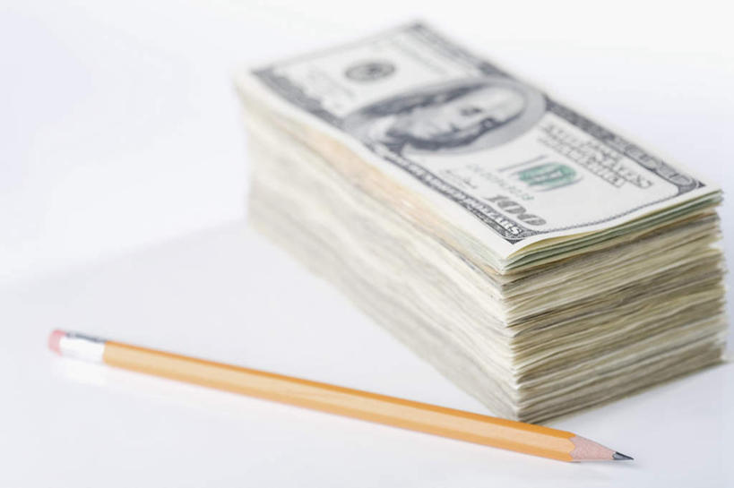 西方人,一个人,无人,科学家,笑,微笑,横图,俯视,室内,特写,白天,白色背景,钱,美元,静物,欧洲,欧洲人,仅一个男性,仅一个人,仅一个中年男性,一堆,许多,阴影,堆叠,堆积,朦胧,模糊,反射,笔,钱币,影子,办公用品,美金,注视,文具,铅笔,学习用品,观察,看,钞票,金融,纸币,摄影,影棚,经济,观看,堆,文具用品,一支,察看,科研人员,关注,美圆,研究者,流通,纸钞,贸易,富兰克林,本杰明.富兰克林,科学研究者,哲学家,政治家,发明家,外交家,货币,现金,男人,男性,中年男性,白种人,科学工作者,半身,彩图,高角度拍摄,影棚拍摄,拍摄