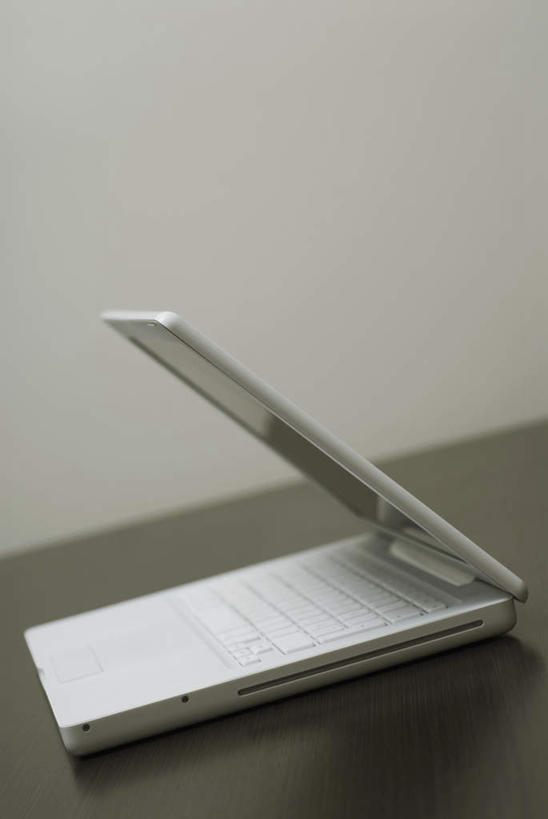 无人,竖图,室内,特写,白天,正面,电脑,笔记本电脑,桌子,静物,阴影,灰色背景,反射,网络,影子,通讯设备,摄影,影棚,一台,无线,通信设备,无线网络,无线上网,便携式电脑,手提电脑,彩图,影棚拍摄,拍摄