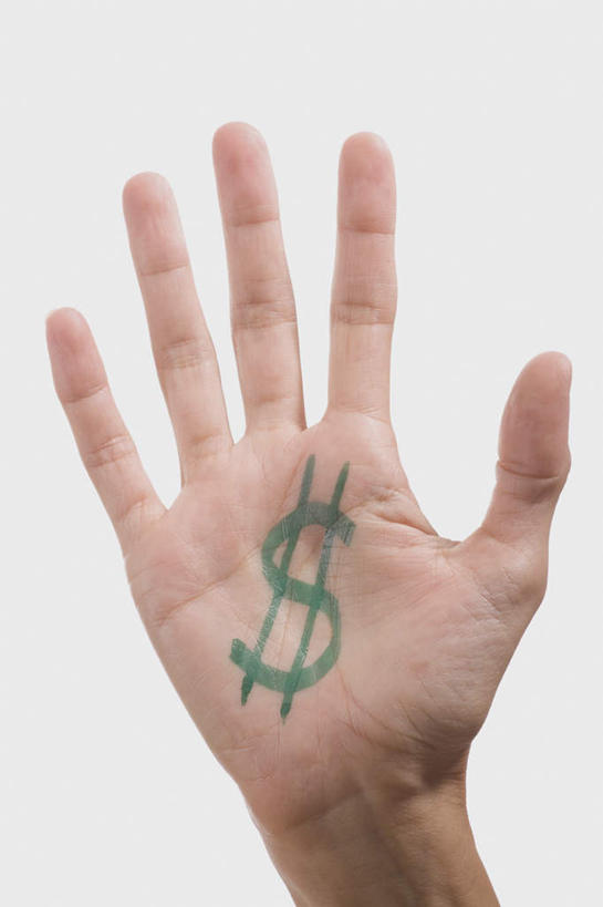 西方人,手,一个人,举,竖图,室内,特写,白天,白色背景,正面,钱,美元,欧洲,欧洲人,仅一个男性,仅一个人,标志,钱币,文字,字符,字母,美金,标识,仅一个年轻男性,托,手部,金融,摄影,影棚,经济,单手,张开五指,显现,美圆,流通,贸易,展现,货币,男人,男性,年轻男性,白种人,举起,举手,举着,向上举,向上伸,向上托,半身,彩图,影棚拍摄,拍摄,五指张开