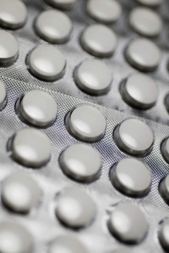 无人,竖图,俯视,室内,特写,白天,安全,静物,一排,许多,阴影,朦胧,模糊,整齐,反射,药剂,药丸,影子,塑料,防护,药片,盒子,排列,包装盒,容器,塑料制品,药品,治疗,储藏,保护,药物,医疗,储存,队列,保险,预防,平安,彩图,高角度拍摄,吸塑包装盒,贮存