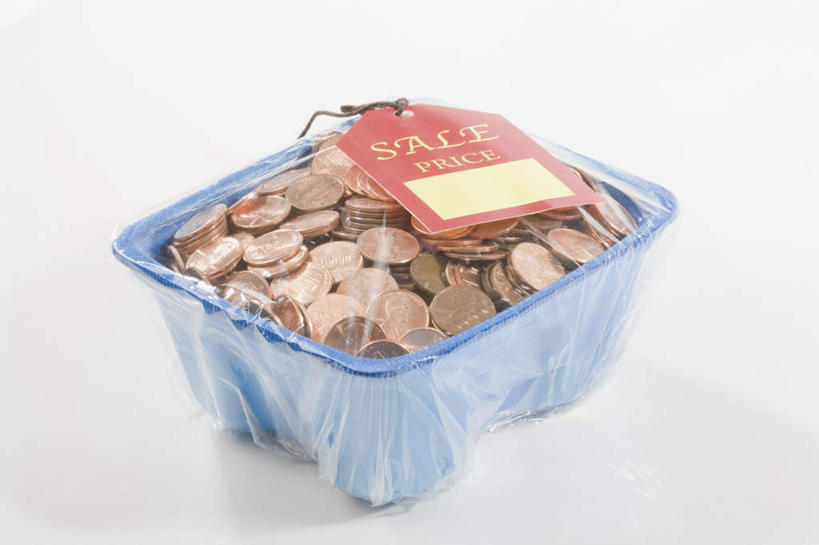 无人,横图,俯视,室内,特写,白天,白色背景,钱,美元,静物,一堆,许多,阴影,堆叠,堆积,反射,英文,包装,标签,标志,钱币,文字,影子,字符,塑料,字母,美金,标识,盒子,一个,蓝色,容器,塑料制品,金融,摄影,影棚,经济,单个,储藏,堆,英文字母,包装材料,保鲜膜,储存,美圆,流通,贸易,货币,现金,硬币,彩图,高角度拍摄,影棚拍摄,拍摄,贮存