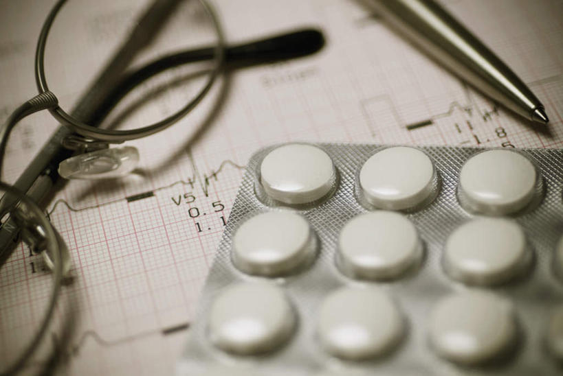 无人,横图,俯视,室内,特写,白天,安全,静物,一副,一排,许多,阴影,朦胧,模糊,整齐,反射,科学,医学,笔,线条,眼镜,药剂,药丸,影子,塑料,办公用品,防护,药片,水笔,盒子,文具,排列,白色,包装盒,容器,塑料制品,学习用品,药品,治疗,储藏,保护,文具用品,药物,一支,医疗,科学技术,储存,队列,保险,预防,近视眼镜,波动,平安,彩图,高角度拍摄,脉搏波,吸塑包装盒,贮存