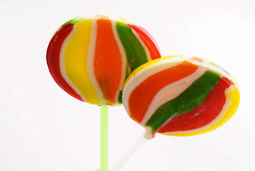 无人,横图,俯视,彩色,室内,特写,白天,白色背景,阴影,反射,棒棒糖,棍子,影子,食品,糖,糖果,甜点,甜品,食物,两个,甜食,摄影,影棚,五颜六色,色彩斑斓,五彩缤纷,波板糖,五彩斑斓,五光十色,彩图,高角度拍摄,影棚拍摄,拍摄