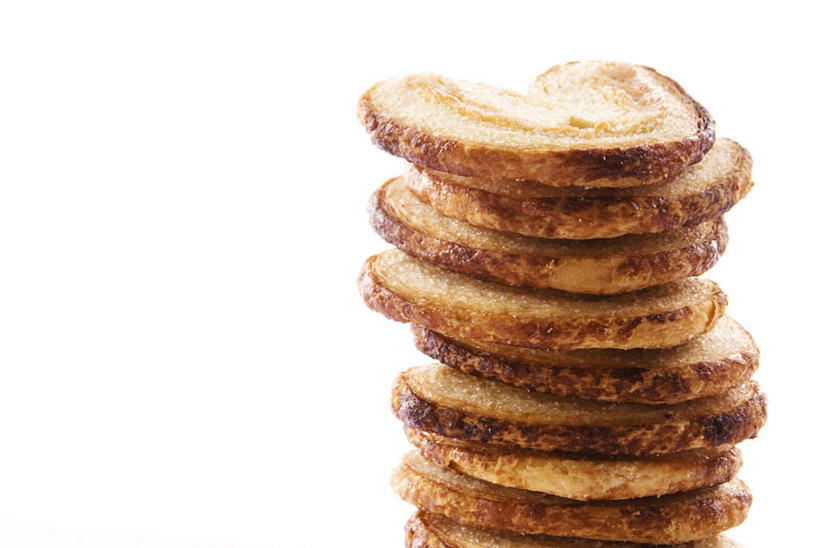 点心,无人,横图,俯视,室内,特写,白天,白色背景,桌子,一堆,许多,阴影,堆叠,堆积,反射,影子,食品,甜点,甜品,小吃,食物,糕点,甜食,摄影,影棚,堆,蝴蝶酥,彩图,高角度拍摄,影棚拍摄,拍摄