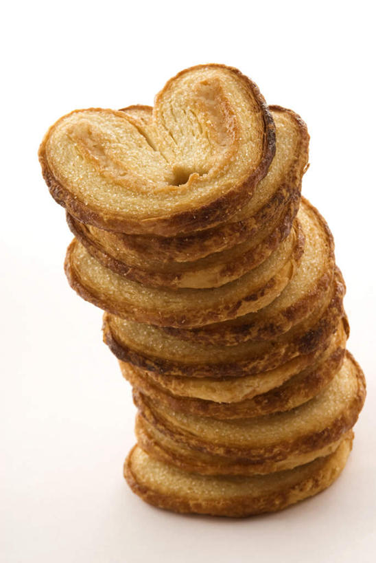 点心,无人,竖图,俯视,室内,特写,白天,白色背景,桌子,一堆,许多,阴影,堆叠,堆积,反射,影子,食品,甜点,甜品,小吃,食物,糕点,甜食,摄影,影棚,堆,蝴蝶酥,彩图,高角度拍摄,影棚拍摄,拍摄