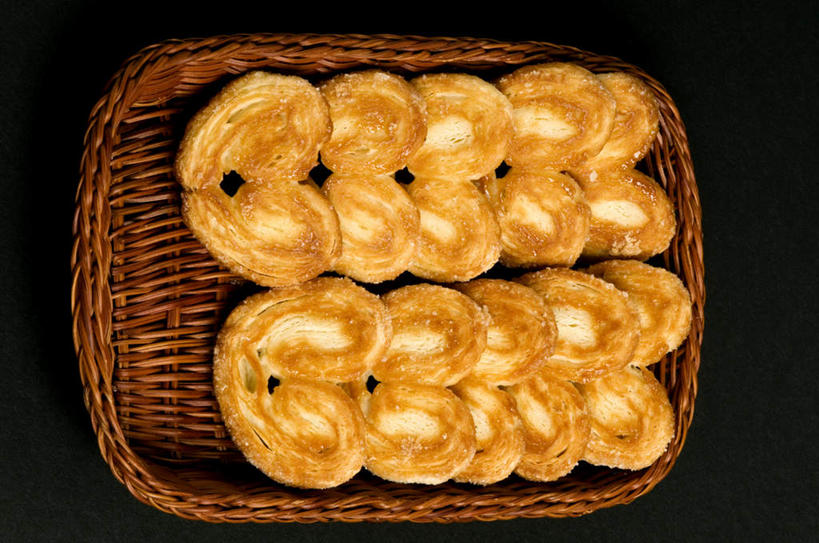 点心,无人,交叉,横图,俯视,室内,特写,白天,桌子,竹子,一排,许多,阴影,黑色背景,竹制,整齐,编织,反射,篮子,影子,食品,甜点,甜品,小吃,食物,糕点,排列,一个,竹篮,甜食,摄影,影棚,单个,竹条,交织,竹制品,队列,蝴蝶酥,穿插,彩图,高角度拍摄,影棚拍摄,拍摄