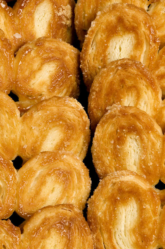 点心,无人,竖图,俯视,室内,特写,白天,桌子,一排,许多,阴影,黑色背景,整齐,反射,影子,食品,甜点,甜品,小吃,食物,糕点,排列,甜食,摄影,影棚,队列,蝴蝶酥,彩图,高角度拍摄,影棚拍摄,拍摄