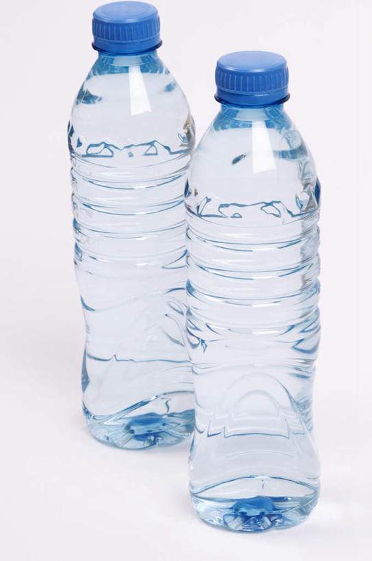 无人,竖图,俯视,室内,特写,白天,白色背景,水,桌子,两瓶,阴影,反射,液体,影子,饮用水,两个,瓶子,塑料制品,矿泉水,塑料瓶,摄影,影棚,蒸馏水,彩图,高角度拍摄,影棚拍摄,拍摄