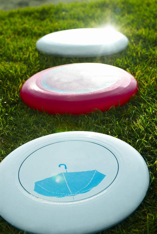 无人,竖图,俯视,室外,特写,白天,游戏,草地,草坪,植物,玩具,一排,阴影,朦胧,模糊,整齐,光线,影子,玩,娱乐,草,排列,三个,绿色,阳光,飞盘,休闲,益智,活动,队列,发泄,消遣,智力,宣泄,玩耍,嬉戏,彩图,高角度拍摄