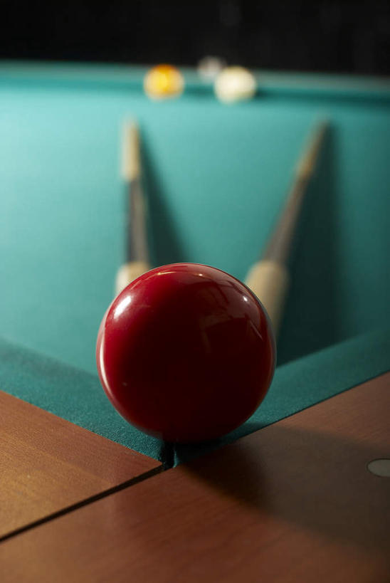无人,竖图,俯视,室内,特写,白天,台球,静物,撞球,阴影,黑色背景,朦胧,模糊,反射,球杆,影子,运动器械,彩球,健身器械,台球桌,健身器材,斯诺克,斯诺克球,斯诺克台球,桌球,彩图,高角度拍摄,运动器材