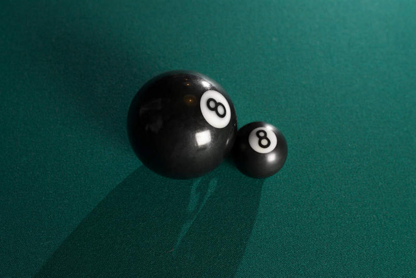 无人,横图,俯视,室内,特写,白天,台球,静物,撞球,阴影,反射,标志,数字,文字,影子,字符,标识,运动器械,彩球,两个,黑色,健身器械,阿拉伯数字,台球桌,健身器材,斯诺克,斯诺克球,斯诺克台球,桌球,彩图,高角度拍摄,运动器材