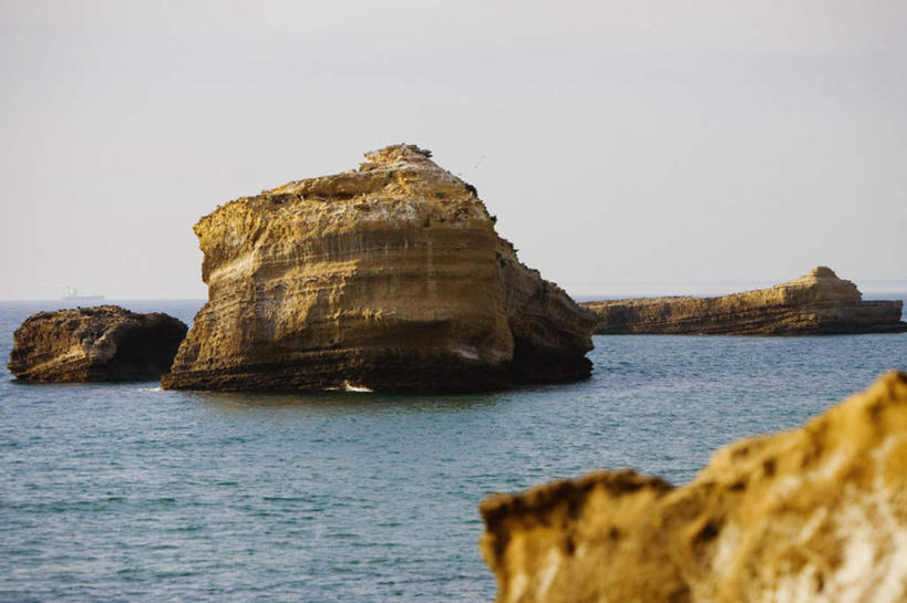 无人,横图,室外,白天,正面,旅游,度假,海浪,海洋,石头,美景,法国,欧洲,阴影,光线,石子,影子,景观,浪花,娱乐,蓝色,蓝天,天空,阳光,自然,海水,天,享受,休闲,景色,放松,晴朗,自然风光,海景,万里无云,法兰西共和国,比亚里茨,阿基坦,法兰西第五共和国,大海,风浪,海,海水的波动,近岸浪,石块,岩石,涌浪,晴空,晴空万里,彩图
