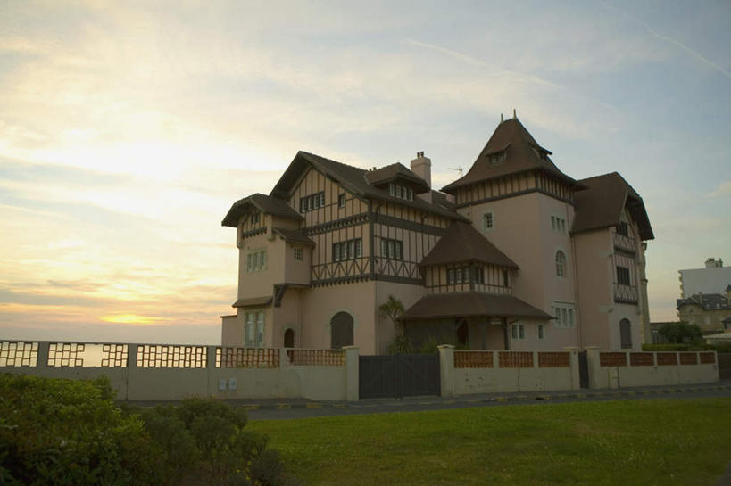 无人,家,横图,室外,白天,仰视,度假,草地,草坪,美景,日落,植物,城市风光,城市,酒店,法国,欧洲,房屋,屋子,景观,晚霞,霞光,落日,公寓,娱乐,洋房,楼房,住宅,草,绿色,黄昏,享受,休闲,景色,彩霞,放松,法兰西共和国,比亚里茨,阿基坦,法兰西第五共和国,夕照,夕阳,彩图,低角度拍摄,房子,旅店,斜阳