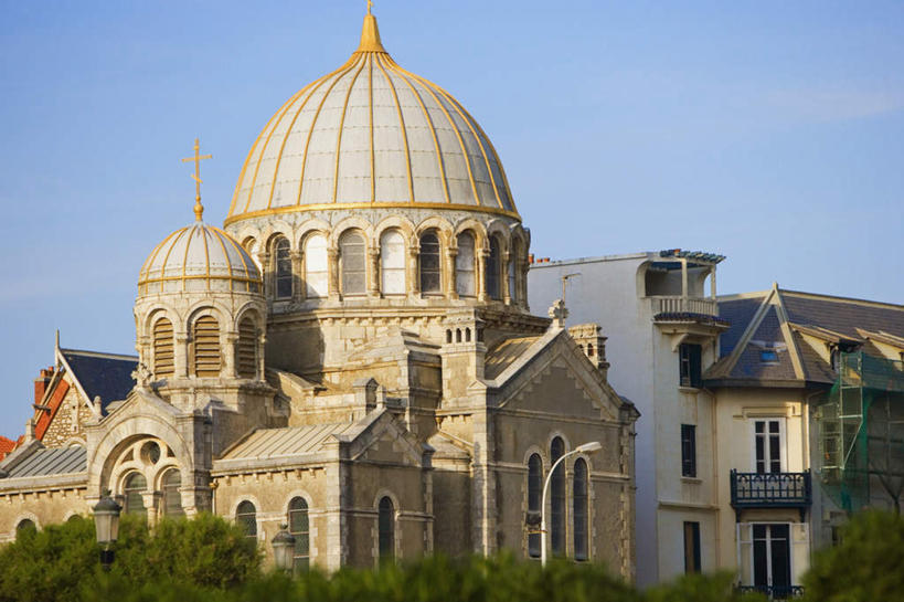 无人,教堂,横图,室外,白天,正面,旅游,度假,植物,标志建筑,地标,建筑,路灯,照明,法国,欧洲,阴影,节日,光线,影子,灯光,文化,娱乐,建设,灯,树,树木,蓝色,绿色,蓝天,天空,阳光,自然,天,祈祷,享受,休闲,健康,旅游胜地,放松,许愿,宗教,信仰,生长,晴朗,成长,纪念,祈求,照亮,基督教,照明设备,天主教,信念,万里无云,法兰西共和国,比亚里茨,阿基坦,法兰西第五共和国,平安,晴空,晴空万里,彩图,大教堂,礼拜堂