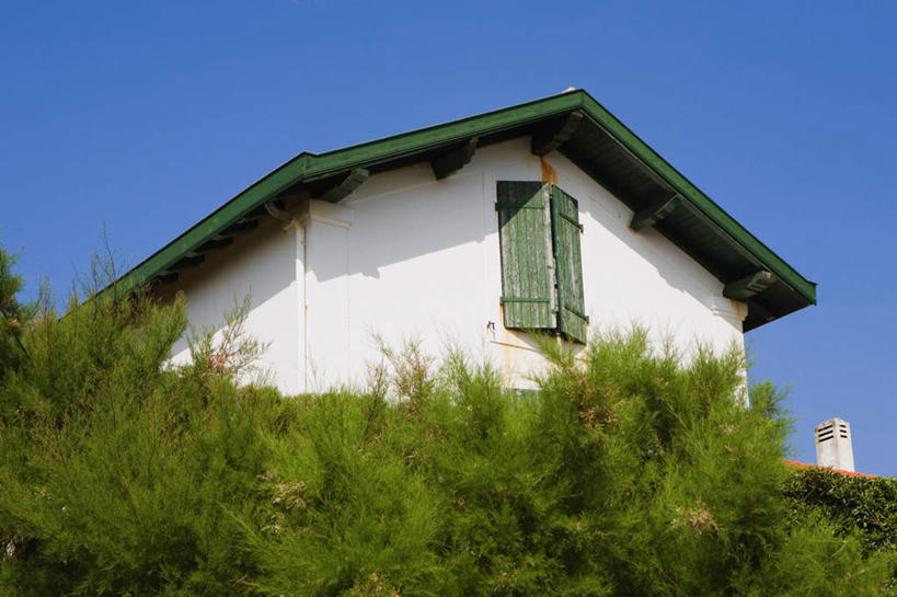 无人,家,横图,室外,白天,仰视,旅游,度假,美景,植物,法国,欧洲,阴影,光线,影子,房屋,屋子,景观,公寓,娱乐,洋房,楼房,住宅,树,树木,蓝色,绿色,蓝天,天空,阳光,自然,天,享受,休闲,景色,放松,生长,晴朗,成长,自然风光,万里无云,法兰西共和国,比亚里茨,阿基坦,法兰西第五共和国,晴空,晴空万里,彩图,低角度拍摄,房子