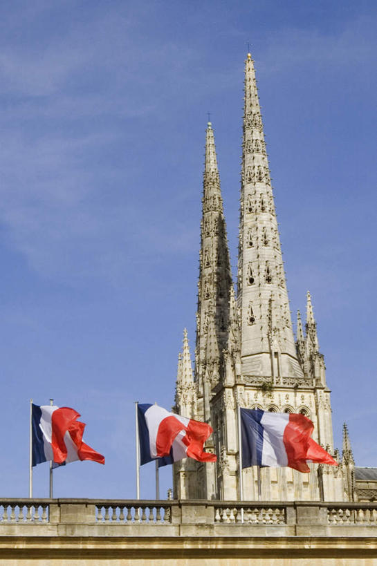 无人,教堂,竖图,室外,白天,仰视,旅游,度假,名胜古迹,标志建筑,地标,建筑,旗帜,国旗,法国,欧洲,许多,阴影,节日,遗迹,飘扬,光线,影子,很多,古迹,文化,文物,娱乐,建设,古建筑,蓝色,蓝天,天空,阳光,天,祈祷,享受,休闲,健康,旅游胜地,放松,许愿,宗教,信仰,晴朗,纪念,飘逸,祈求,基督教,天主教,飞扬,信念,古文明,法国国旗,万里无云,法兰西共和国,首府,波尔多,阿基坦,法兰西第五共和国,亚魁当,波尔多市,阿基坦大区,平安,旗,晴空,晴空万里,彩图,低角度拍摄,大教堂,礼拜堂,圣安德列大教堂,三色旗