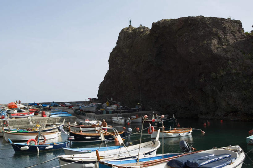 无人,横图,室外,白天,正面,旅游,度假,海浪,海洋,石头,美景,山,山脉,船,意大利,欧洲,停靠,阴影,光线,石子,影子,景观,浪花,山峰,木船,山峦,娱乐,蓝色,蓝天,天空,阳光,自然,海水,交通工具,群山,天,享受,休闲,景色,放松,晴朗,舟,南欧,停泊,自然风光,载具,海景,万里无云,意大利共和国,利古里亚,利古里亚大区,五渔村,韦尔纳扎,五乡地,大海,风浪,海,海水的波动,近岸浪,石块,岩石,涌浪,晴空,晴空万里,彩图