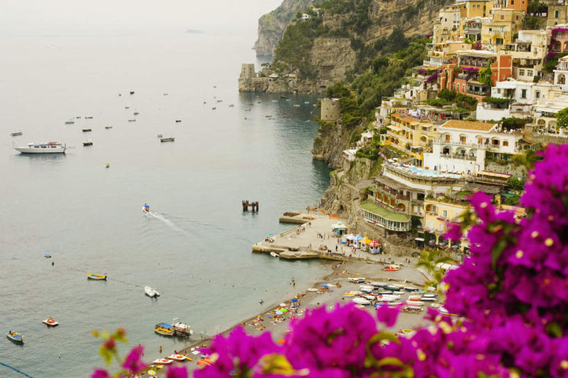 无人,家,横图,俯视,室外,白天,度假,海浪,海洋,美景,沙滩,植物,城市风光,城市,船,意大利,欧洲,停靠,盛开,沙子,房屋,屋子,海岸,景观,浪花,公寓,木船,沙地,花蕾,娱乐,洋房,楼房,住宅,花,花瓣,花朵,鲜花,树,树木,粉色,绿色,自然,海水,交通工具,花苞,花蕊,享受,休闲,景色,放松,生长,成长,舟,南欧,停泊,载具,海景,意大利共和国,坎帕尼亚,阿马尔菲海岸,阿玛尔菲海岸,阿玛菲海岸,坎帕尼亚大区,阿玛菲海岸风景区,波西塔诺,波西塔诺小镇,大海,风浪,海,海水的波动,海滩,近岸浪,涌浪,彩图,高角度拍摄,房子