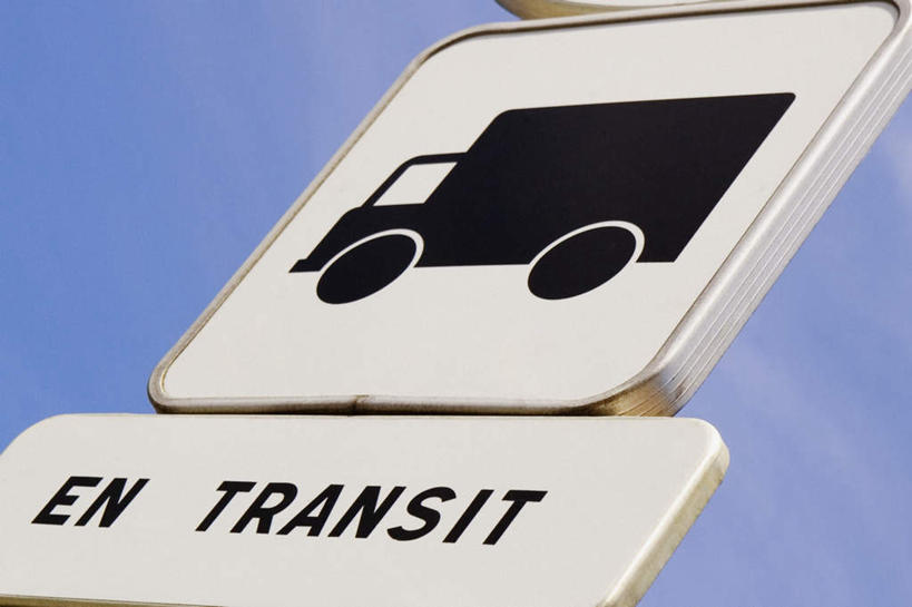 无人,横图,室外,特写,白天,仰视,卡车,指示牌,静物,阴影,光线,英文,标志,路标,文字,影子,字符,字母,集装箱,标识,路牌,蓝色,蓝天,天空,阳光,天,集装箱车,晴朗,英文字母,货车,货运车,万里无云,晴空,晴空万里,载重汽车,彩图,低角度拍摄