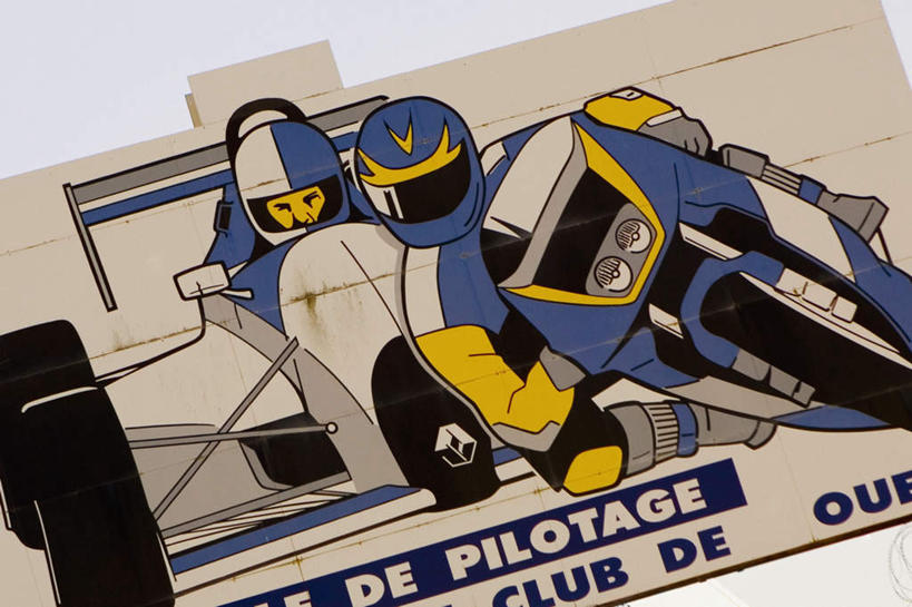 西方人,无人,两个人,坐,横图,室外,特写,白天,仰视,摩托车,帽子,欧洲,欧洲人,英文,标志,头盔,文字,字符,字母,标识,车,安全帽,交通工具,驾驶,行驶,英文字母,操纵,控制,载具,操控,把持,男人,男性,中年男性,白种人,坐着,彩图,低角度拍摄,全身