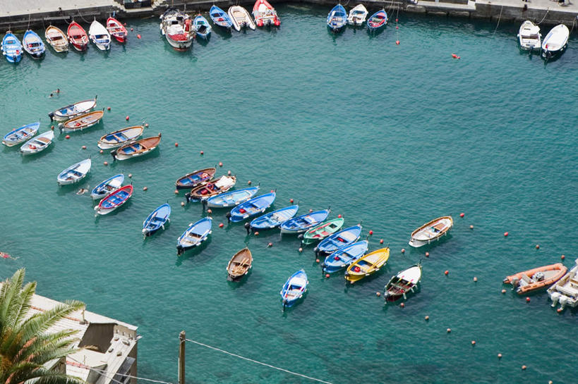 无人,横图,俯视,室外,白天,旅游,度假,河流,美景,水,植物,船,意大利,欧洲,一排,许多,停靠,波纹,整齐,并列,并排,河水,景观,水流,木船,涟漪,很多,娱乐,树,树木,排列,绿色,倒影,水纹,自然,交通工具,波浪,享受,休闲,景色,放松,生长,成长,倒映,舟,队列,南欧,停泊,自然风光,载具,平行,意大利共和国,利古里亚,水晕,利古里亚大区,反照,五渔村,韦尔纳扎,五乡地,彩图,高角度拍摄
