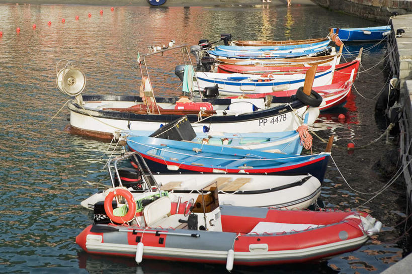 无人,横图,俯视,室外,白天,旅游,度假,海浪,海洋,美景,船,意大利,欧洲,一排,许多,停靠,阴影,整齐,光线,影子,景观,浪花,木船,很多,娱乐,排列,阳光,自然,海水,交通工具,享受,休闲,景色,放松,舟,队列,南欧,停泊,自然风光,载具,海景,意大利共和国,利古里亚,利古里亚大区,五渔村,韦尔纳扎,五乡地,大海,风浪,海,海水的波动,近岸浪,涌浪,彩图,高角度拍摄