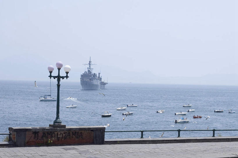 无人,栏杆,横图,室外,白天,正面,旅游,度假,海浪,海洋,美景,路灯,轮船,船,照明,意大利,欧洲,阴影,光线,影子,景观,浪花,水平线,围栏,辽阔,灯光,海平线,娱乐,护栏,灯,蓝色,蓝天,天空,阳光,自然,海水,交通工具,天,享受,休闲,广阔,景色,放松,晴朗,一望无际,照亮,照明设备,南欧,自然风光,载具,海景,万里无云,意大利共和国,首府,那不勒斯,坎帕尼亚,拿坡里,无边无际,一马平川,坎帕尼亚大区,大海,风浪,海,海水的波动,近岸浪,涌浪,晴空,晴空万里,彩图,水天相接,水天一线