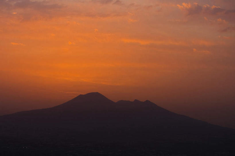 无人,横图,室外,白天,正面,旅游,度假,火山,石头,美景,日落,山,山脉,意大利,欧洲,石子,景观,山峰,晚霞,霞光,落日,山峦,背光,娱乐,自然,黄昏,群山,享受,休闲,景色,彩霞,放松,南欧,自然风光,逆光,意大利共和国,那不勒斯湾,维苏威火山,夕照,活火山,石块,岩石,夕阳,彩图,斜阳