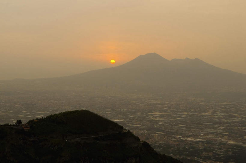 无人,横图,室外,白天,正面,旅游,度假,火山,石头,美景,日落,山,山脉,树林,植物,意大利,欧洲,石子,景观,山峰,晚霞,霞光,落日,山峦,背光,娱乐,树,树木,绿色,自然,黄昏,群山,享受,休闲,景色,彩霞,放松,生长,成长,南欧,自然风光,逆光,意大利共和国,那不勒斯湾,维苏威火山,夕照,活火山,石块,岩石,夕阳,彩图,斜阳