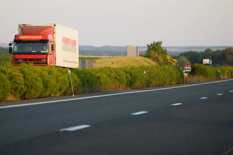 无人,横图,室外,白天,正面,旅游,度假,河流,美景,水,植物,道路,卡车,路,公路,微型货车,法国,欧洲,阴影,光线,影子,河水,景观,水流,分界线,停车线,集装箱,交通,娱乐,树,树木,蓝色,绿色,蓝天,天空,阳光,自然,交通工具,天,享受,休闲,景色,放松,集装箱车,生长,晴朗,成长,货车,车行道,车行道分界线,自然风光,载具,标线,货运车,车行线,万里无云,法兰西共和国,法兰西第五共和国,卢瓦尔河,罗亚尔河,晴空,晴空万里,马路,载重汽车,彩图