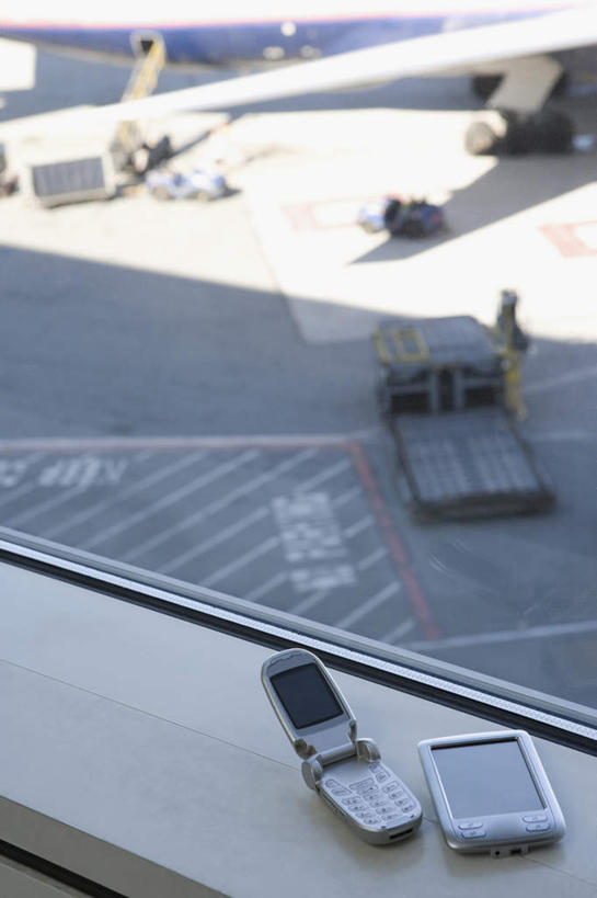 无人,机场,打电话,竖图,俯视,室内,特写,白天,商务,科技,窗户,落地窗,飞机场,静物,电话,手机,科学,通讯设备,玻璃窗,记录,便捷,联络,通信,掌上电脑,科学技术,液晶,一部,PDA掌上电脑,个人数字助理,轻巧,交流,航空站,空港,沟通,通话,彩图,高角度拍摄,办公