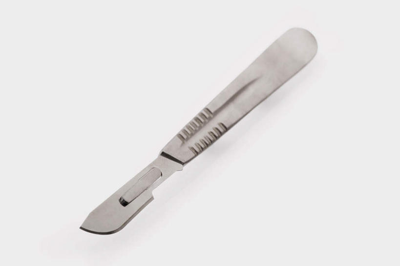 无人,横图,俯视,室内,特写,白天,白色背景,桌面,桌子,静物,金属制品,一把,阴影,锐利,反射,金属,木制,影子,刀具,木制品,刀,摄影,影棚,锋利,手术刀,尖锐,医疗器械,尖利,犀利,厉害,医疗用具,彩图,高角度拍摄,影棚拍摄,拍摄