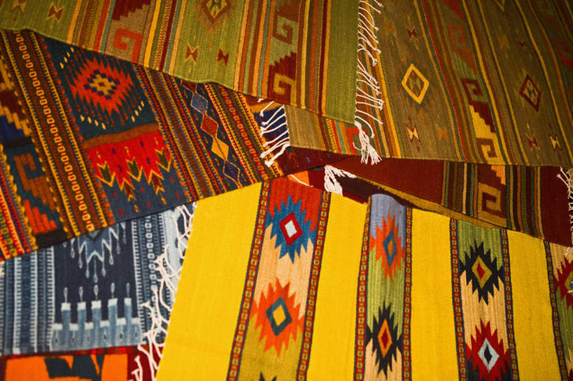 无人,商店,横图,俯视,室内,特写,白天,购物,消费,地毯,静物,刺绣,墨西哥,艺术,装饰,编织,手工艺品,织物,文化,商铺,工艺品,金融,华丽,修饰,点缀,北美,高雅,北美洲,美洲,选购,贸易,瓦哈卡州,瓦哈卡,北亚美利加洲,亚美利加洲,自信心,品位,衬托,美观,雅致,雅观,血拼,墨西哥合众国,仙人掌王国,瓦哈卡德华雷斯,市肆,商号,彩图,高角度拍摄,店铺,女红,针绣,针黹,黹