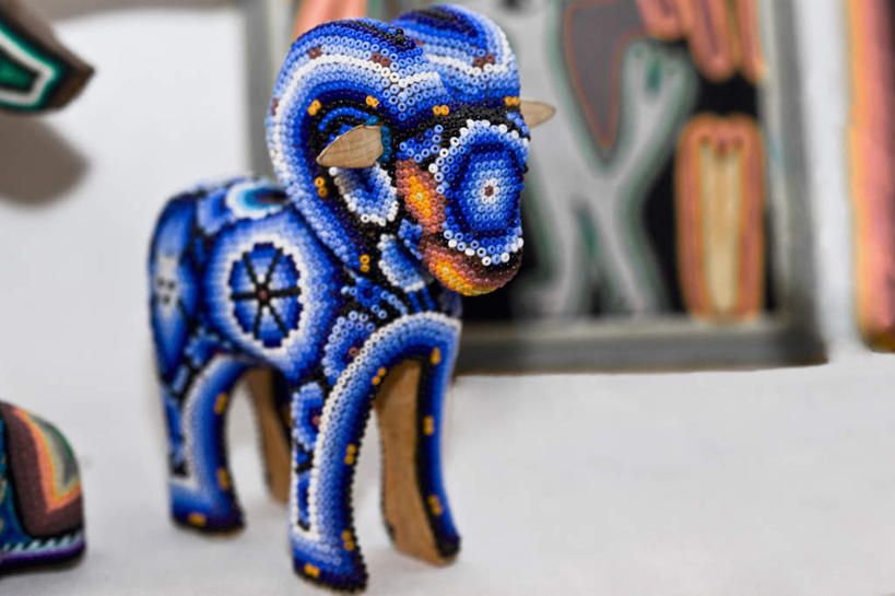 无人,商店,站,横图,室内,特写,白天,正面,购物,消费,羊,静物,雕塑,墨西哥,朦胧,模糊,艺术,装饰,雕刻,雕像,注视,商铺,一只,蓝色,动物,工艺品,观察,看,站着,家畜,金融,牲畜,观看,纪念,美术,察看,北美,北美洲,关注,主题,美洲,陈列,选购,贸易,圣路易斯波托西,功能,美学,北亚美利加洲,亚美利加洲,血拼,墨西哥合众国,仙人掌王国,圣路易斯波托西州,市肆,商号,绵羊,站立,半身,彩图,店铺