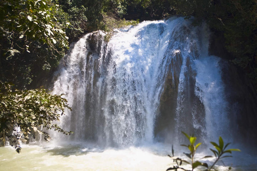 无人,横图,室外,白天,正面,旅游,度假,石头,美景,瀑布,森林,山,山脉,树林,水,植物,墨西哥,飞溅,溅,石子,液体,景观,山峰,水滴,山峦,娱乐,水珠,树,树木,绿色,自然,群山,享受,休闲,景色,放松,生长,成长,北美,北美洲,喷洒,自然风光,美洲,沉积岩,恰帕斯,恰帕斯州,北亚美利加洲,亚美利加洲,墨西哥合众国,仙人掌王国,水成岩,跌水,石块,岩石,彩图