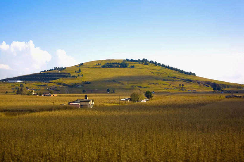 无人,家,农田,横图,室外,白天,正面,旅游,度假,庄稼,农作物,草地,草坪,石头,美景,山,山脉,植物,墨西哥,阴影,光线,石子,影子,房屋,屋子,景观,山顶,山峰,云,云朵,山峦,云彩,娱乐,楼房,住宅,草,树,树木,蓝色,绿色,白云,蓝天,天空,阳光,自然,群山,天,享受,休闲,景色,放松,生长,晴朗,成长,北美,北美洲,自然风光,美洲,沉积岩,米却肯,北亚美利加洲,亚美利加洲,墨西哥合众国,仙人掌王国,米却肯州,颠峰,极峰,水成岩,石块,岩石,晴空,彩图,耕地,庄稼田,房子