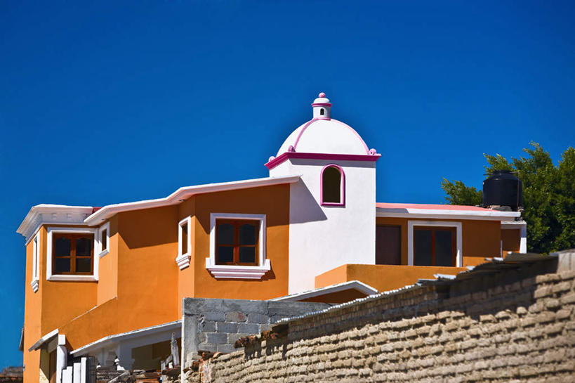 无人,家,横图,室外,白天,仰视,度假,石头,美景,植物,窗户,城市风光,城市,墨西哥,阴影,光线,石子,影子,房屋,墙,屋子,景观,娱乐,楼房,玻璃窗,墙壁,墙面,住宅,树,树木,蓝色,绿色,蓝天,天空,阳光,自然,天,享受,休闲,景色,放松,生长,晴朗,成长,北美,北美洲,美洲,万里无云,瓦哈卡州,瓦哈卡,米特拉,北亚美利加洲,亚美利加洲,墨西哥合众国,仙人掌王国,瓦哈卡德华雷斯,石块,晴空,晴空万里,彩图,低角度拍摄,房子