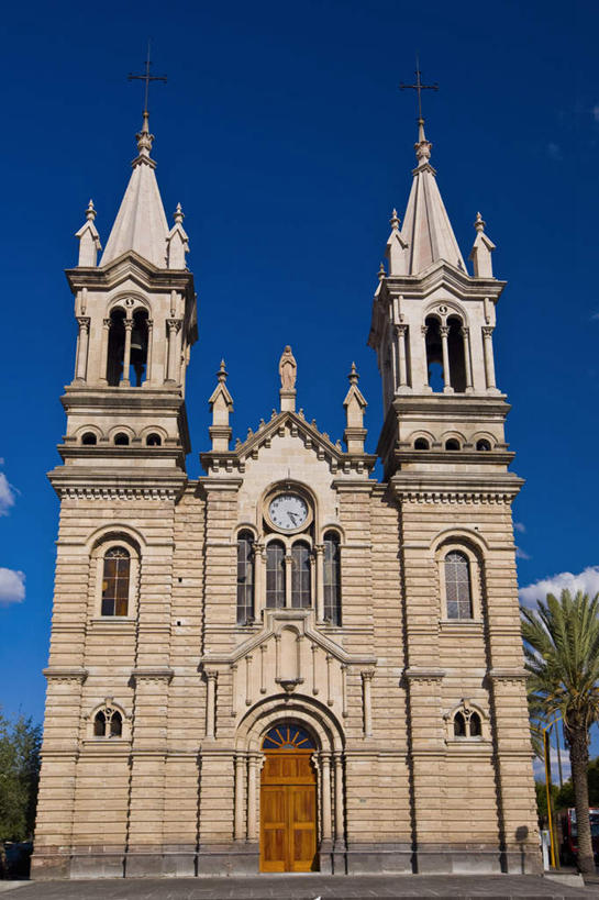 无人,教堂,竖图,室外,白天,仰视,旅游,度假,石头,标志建筑,地标,建筑,墨西哥,阴影,节日,时间,光线,石子,时钟,影子,墙,计时,文化,娱乐,建设,墙壁,墙面,蓝色,蓝天,天空,阳光,钟表,天,祈祷,享受,休闲,健康,表,旅游胜地,放松,许愿,宗教,信仰,晴朗,纪念,祈求,北美,北美洲,基督教,天主教,美洲,信念,万里无云,阿瓜斯卡连特斯州,阿瓜斯卡连特斯,北亚美利加洲,亚美利加洲,墨西哥合众国,仙人掌王国,平安,钟,石块,晴空,晴空万里,彩图,低角度拍摄,大教堂,礼拜堂